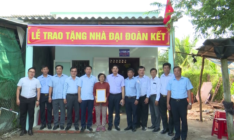 Tân Trụ trao nhà  Đại Đoàn kết cho gia đình có hoàn cảnh khó khăn