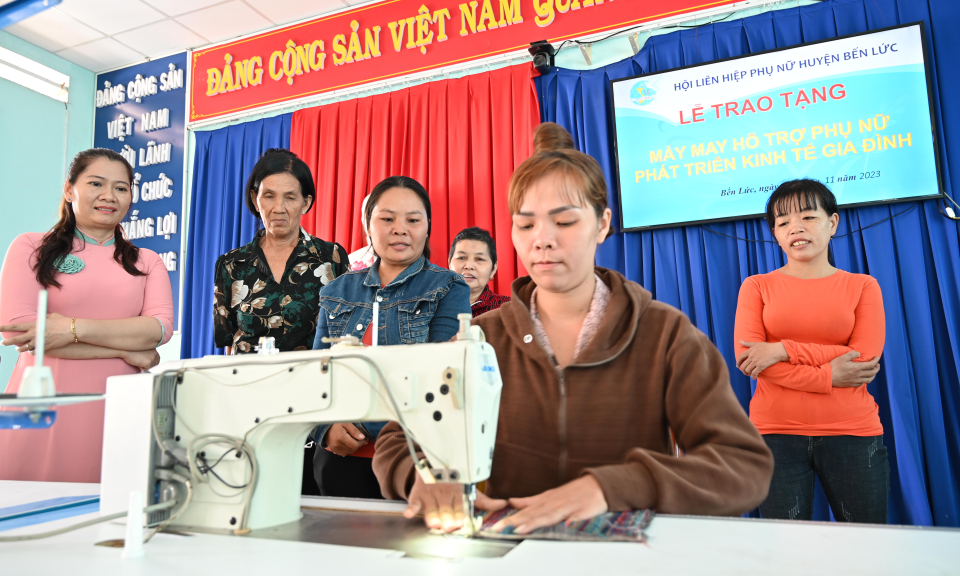 Bến Lức trao máy may hỗ trợ phụ nữ khởi nghiệp