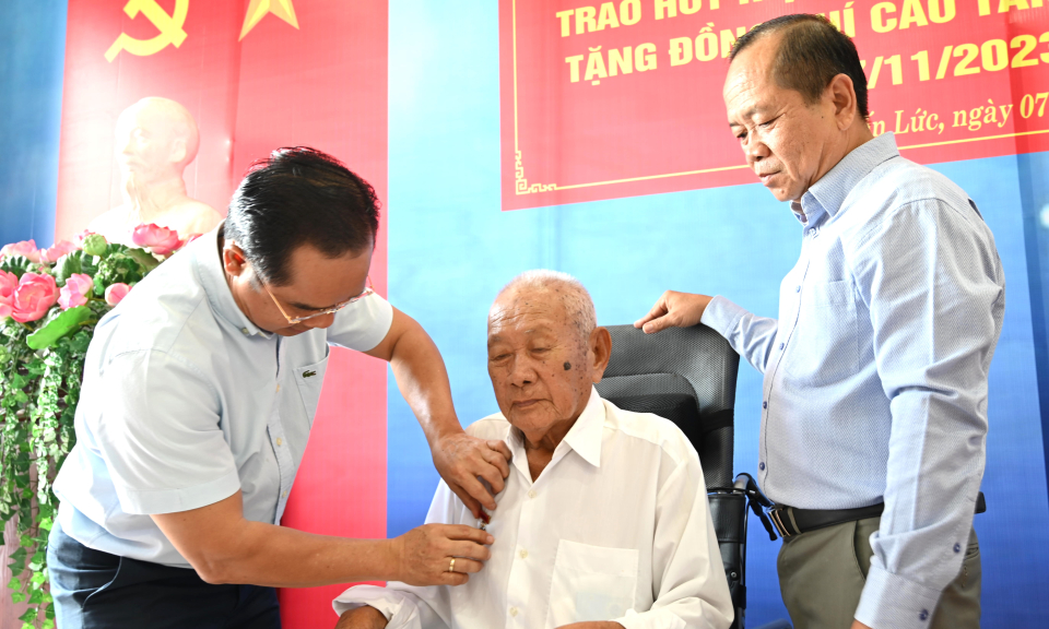 Bến Lức: Bí thư Tỉnh ủy trao huy hiệu 75 năm tuổi Đảng cho đảng viên