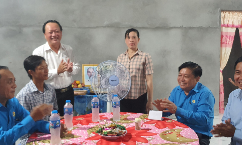 Tân Thạnh: LĐLĐ tỉnh  tặng nhà Mái ấm Công đoàn