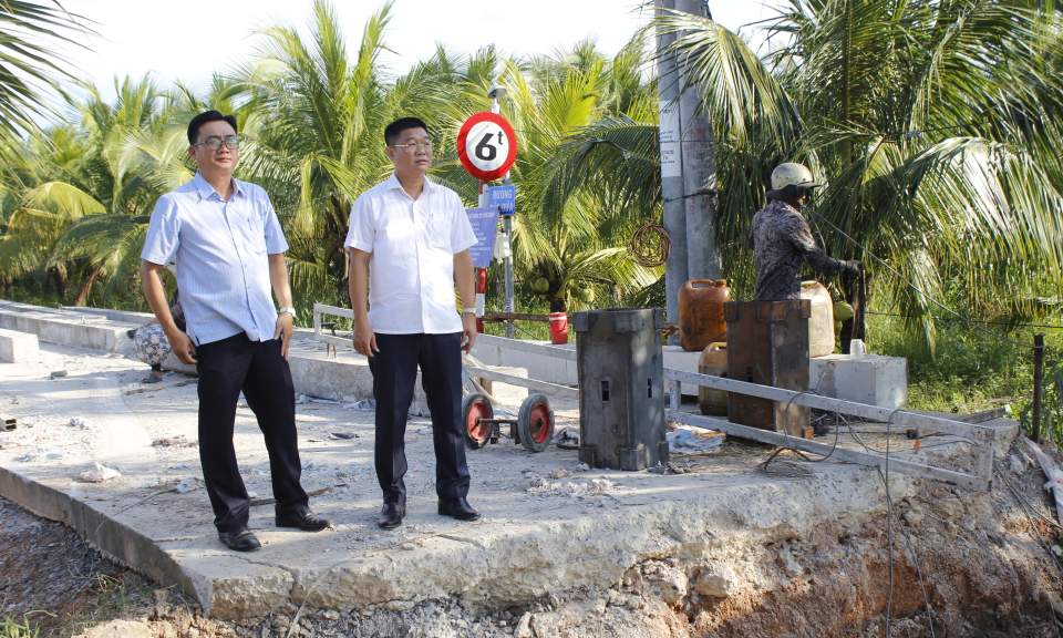 Bí thư Huyện ủy Tân Trụ kiểm tra tiến độ thi công các công trình giao thông 