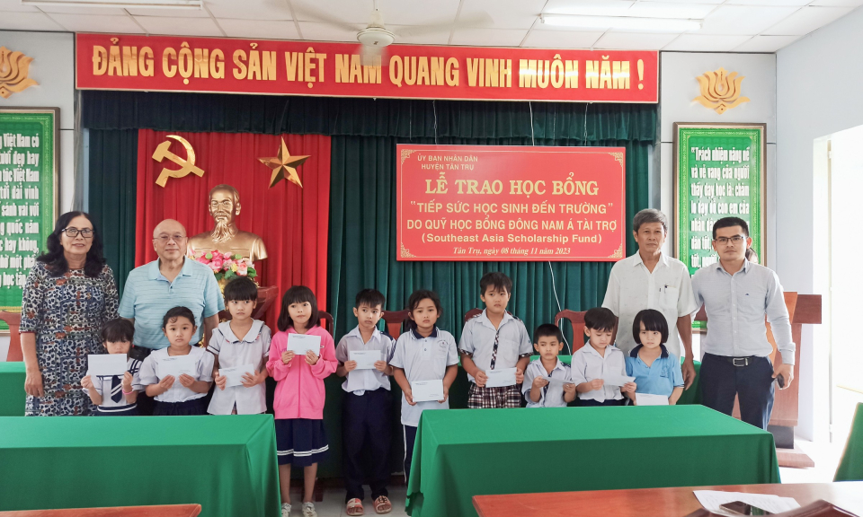 Tân Trụ trao học bổng "Tiếp sức học sinh đến trường"