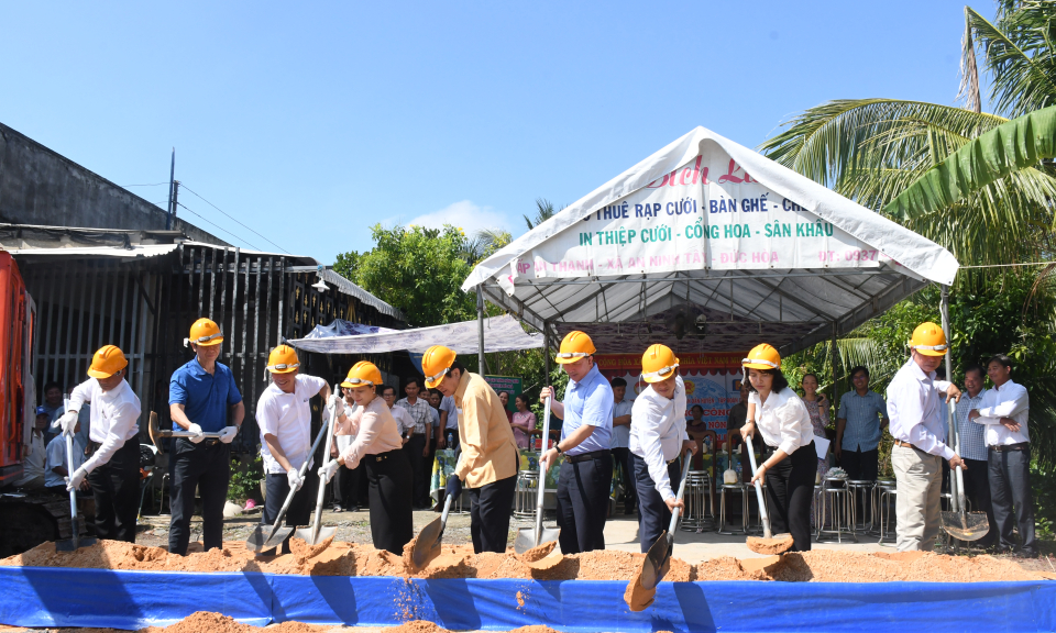 Nguyên Chủ tịch nước Trương Tấn Sang dự khởi công cầu giao thông nông thôn huyện Đức Hòa