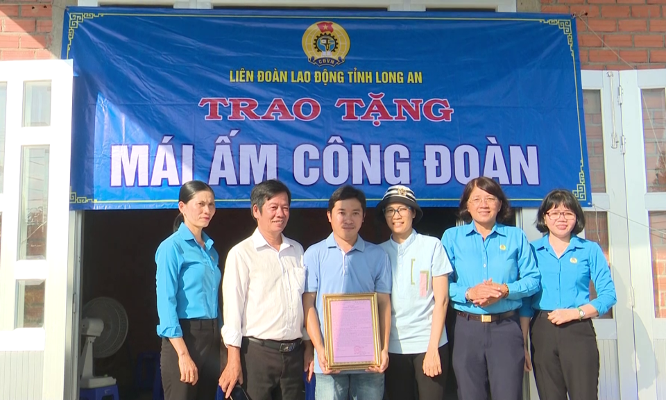 Tân Trụ: Liên đoàn Lao động tỉnh trao Mái ấm công đoàn cho công đoàn viên khó khăn