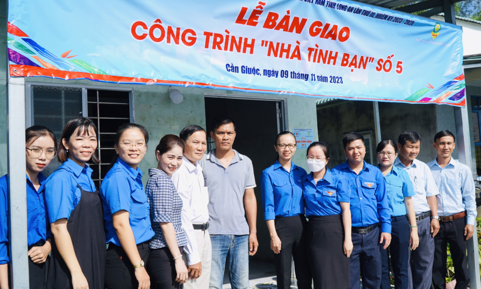 Tỉnh đoàn trao nhà Tình bạn tại huyện Cần Giuộc