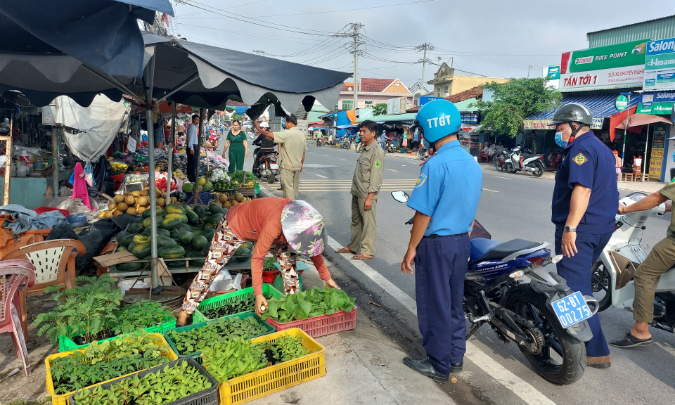 Huyện Châu Thành lập lại trật tự, giải tỏa lòng lề đường các điểm chợ tự phát.