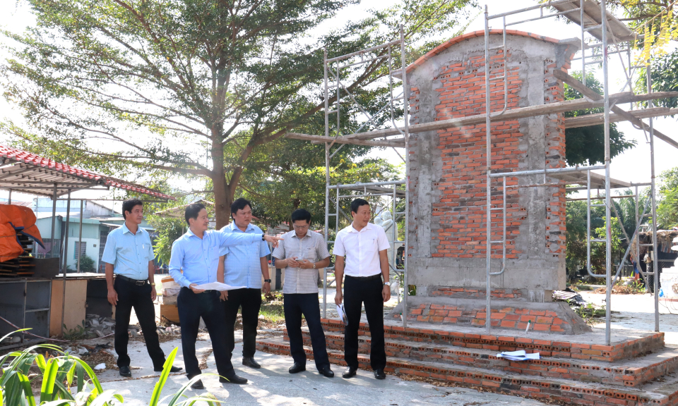Bí thư Huyện ủy Cần Đước khảo sát các công trình xây dựng bia di tích  