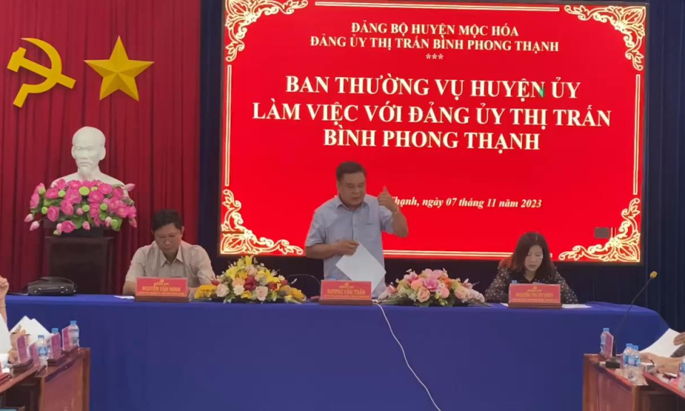 Ban Thường vụ Huyện ủy Mộc Hóa làm việc với Đảng ủy thị trấn Bình Phong Thạnh