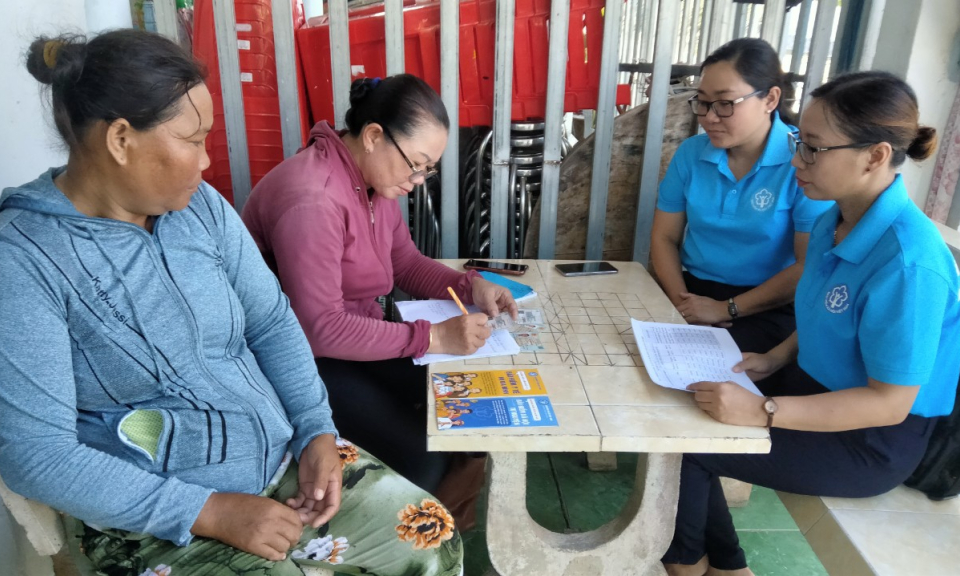 Tân Hưng vận động người dân tham gia BHYT, BHXH tự nguyện