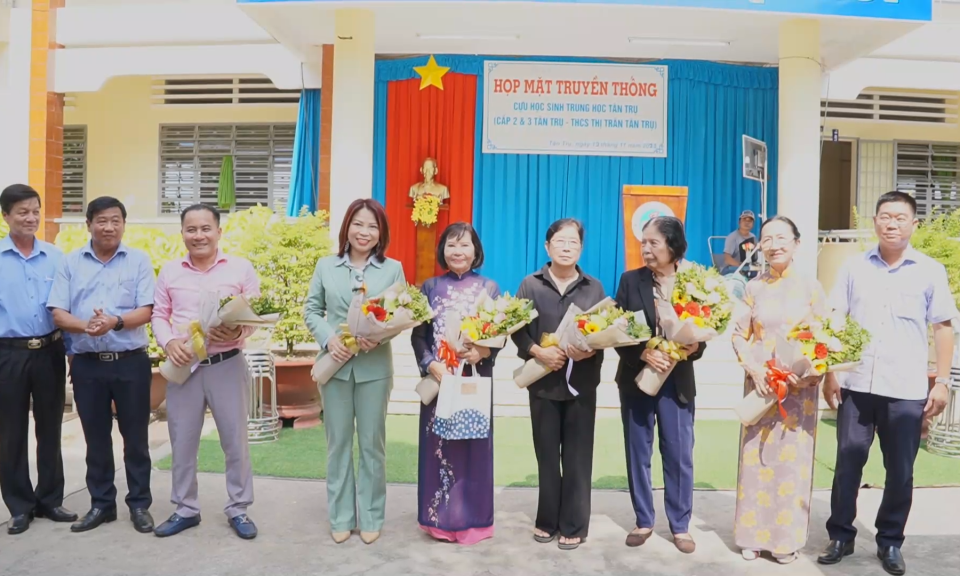 Họp mặt cựu học sinh Trường Trung học Tân Trụ