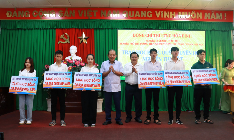Nguyên Phó Thủ tướng Thường trực Chính phủ -Trương Hòa Bình trao học bổng tại Cần Đước