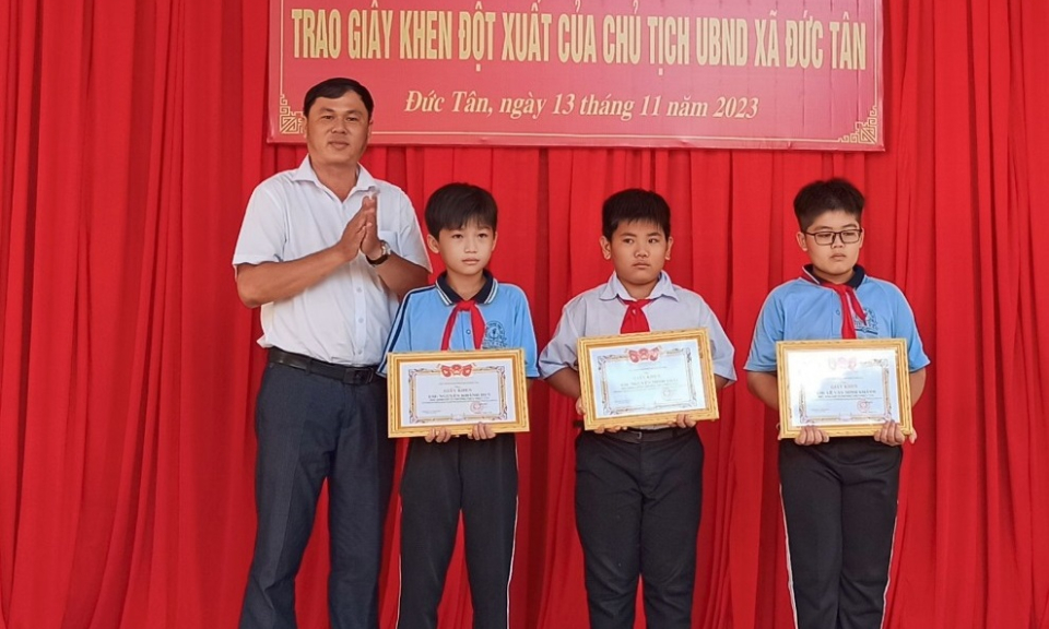 Tân Trụ khen thưởng 03 học sinh phát hiện vật liệu nổ