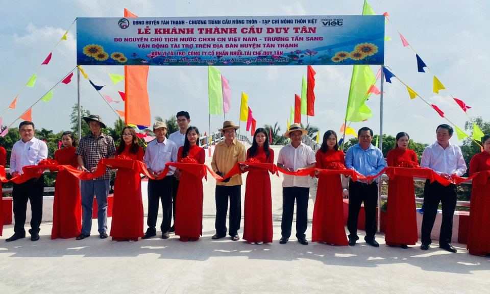 Tân Thạnh: Nguyên Chủ tịch nước Trương Tấn Sang dự lễ khánh thành cầu giao thông nông thôn