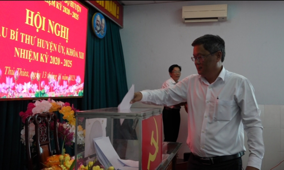 Ông Đinh Văn Sáu được bầu giữ chức vụ Bí thư Huyện ủy Thủ Thừa