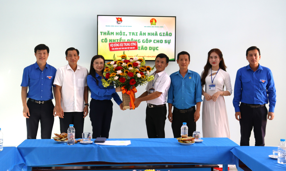Trung ương Đoàn thăm hỏi, tri ân nhà giáo tại Cần Đước