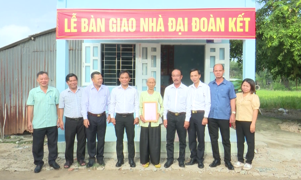 UBMTTQ VN huyện Tân Trụ trao tặng nhà Đại đoàn kết cho hộ nghèo