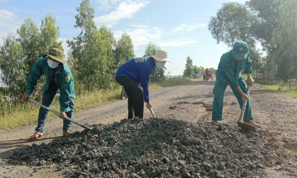  Xã Hưng Hà, huyện Tân Hưng dặm, vá đường giao thông nông thôn