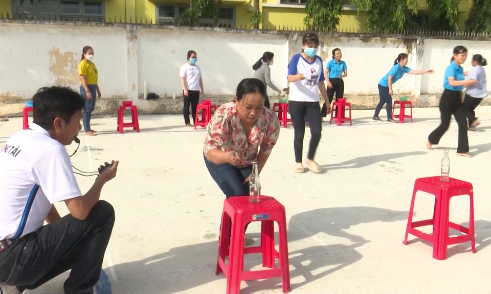 Tân Trụ sôi nổi hội thi trò chơi dân gian chào mừng Ngày nhà giáo Việt Nam 20/11