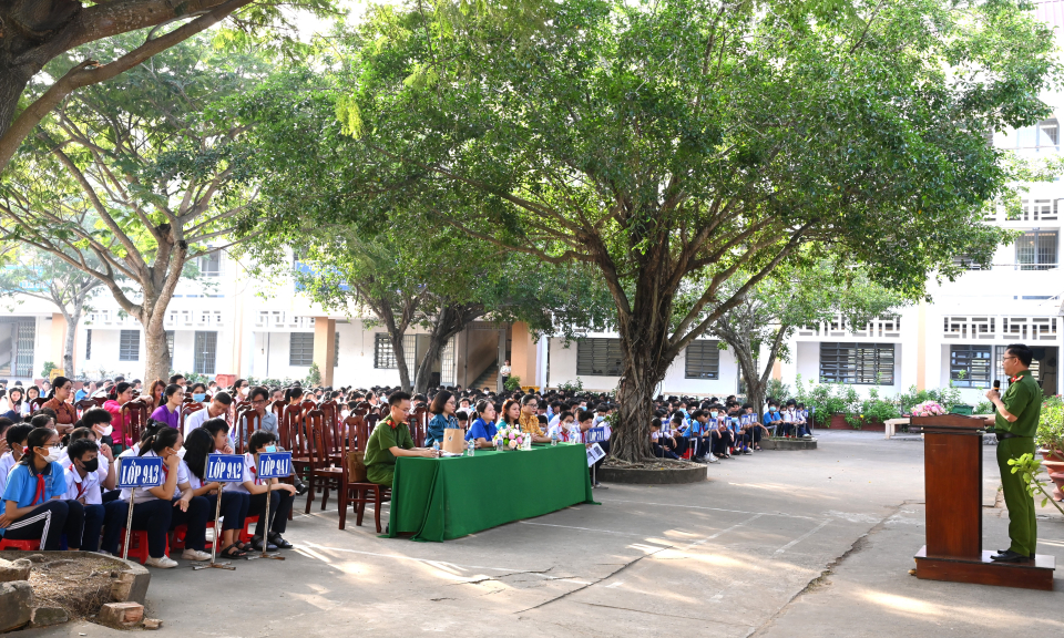 Bến Lức: Công an tỉnh trang bị kỹ năng phòng chống xâm hại, tự vệ cho 900 học sinh