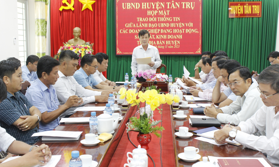 Chủ tịch UBND huyện Tân Trụ gặp gỡ, đối thoại với doanh nghiệp