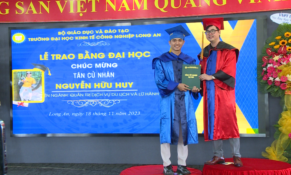 Trường Đại học Kinh tế Công nghiệp Long An trao bằng tốt nghiệp đợt 2 năm 2023