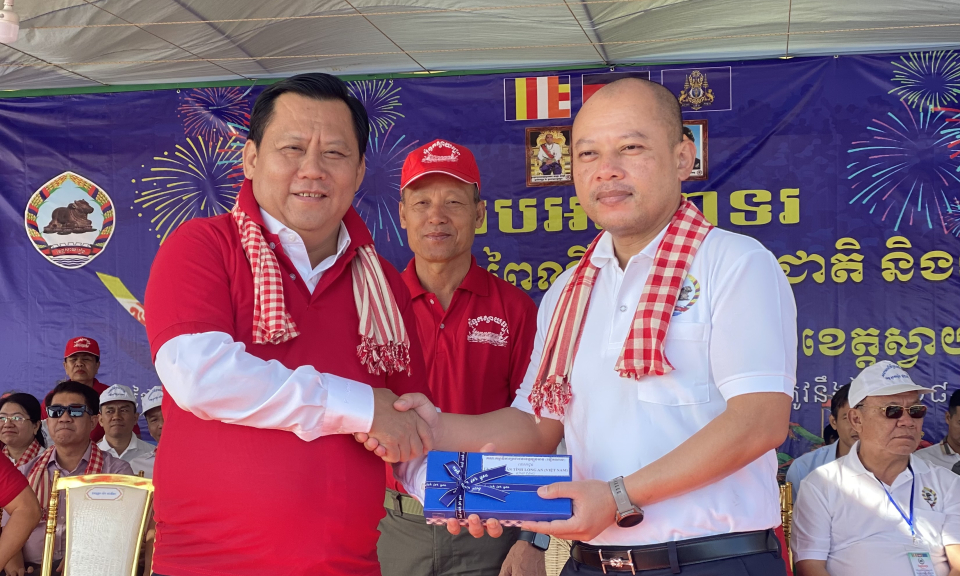 Lãnh đạo tỉnh Long An dự Lễ hội Đua ghe ngo tại Vương quốc Campuchia