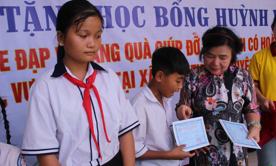 Đức Huệ tặng học bổng, xe đạp và quà cho học sinh có hoàn cảnh khó khăn 