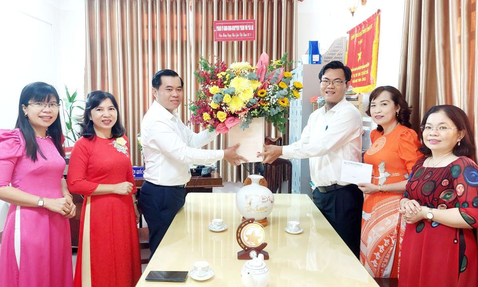 Lãnh đạo thành phố.Tân An thăm, chúc mừng ngày Nhà giáo Việt Nam 20/11
