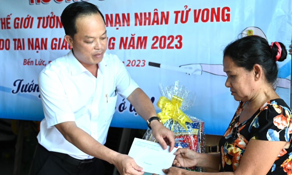 Chủ tịch UBND huyện Bến Lức thăm hỏi, động viên gia đình nạn nhân bị tai nạn giao thông
