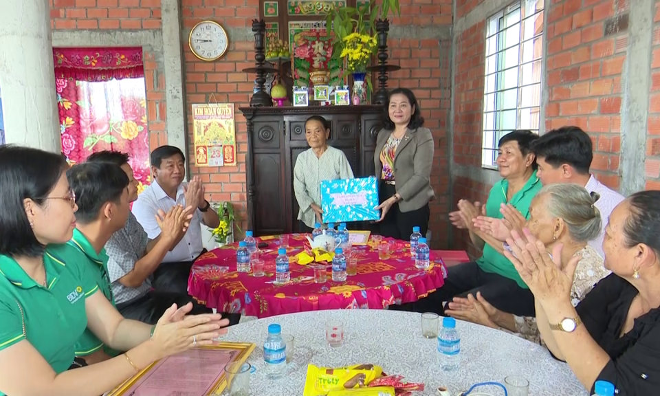 UB.MTTQ tinh Long An trao nhà Đại đoàn kết cho hộ nghèo huyện Tân Trụ