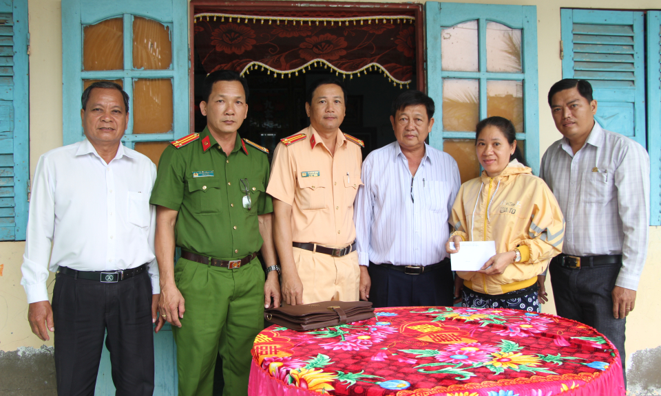 Thủ Thừa thăm hỏi, động viên các gia đình nạn nhân tai nạn giao thông