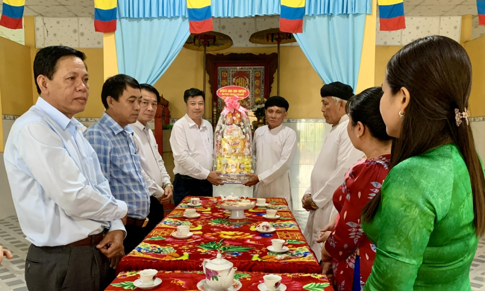 Phó Bí thư Thường trực Huyện uỷ Châu Thành thăm và tặng quà các cơ sở thờ tự dịp Lễ Hạ Ngươn