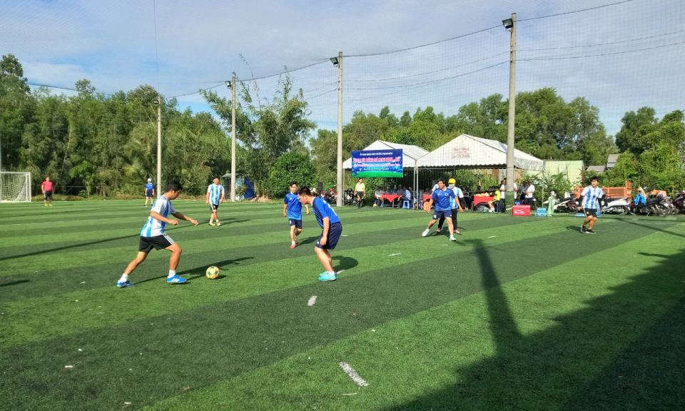 Thạnh Hóa giao lưu bóng đá chào mừng Đại hội XIII Công đoàn Việt Nam