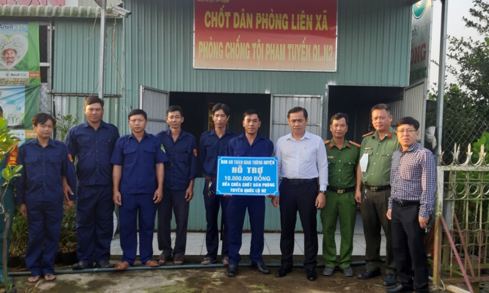 Chủ tịch UBND huyện Tân Thạnh thăm chốt Dân phòng liên xã 