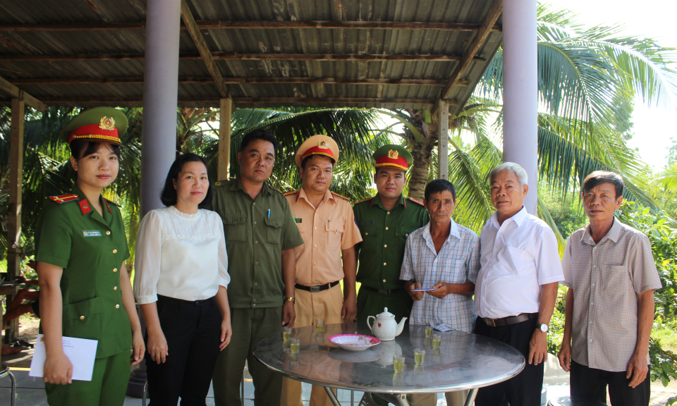 Đức Huệ thăm và tặng quà gia đình nạn nhân tử vong do tai nạn giao thông 