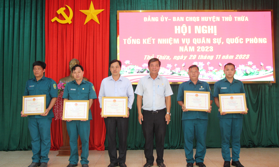 Thủ Thừa tổng kết nhiệm vụ quân sự quốc phòng năm 2023