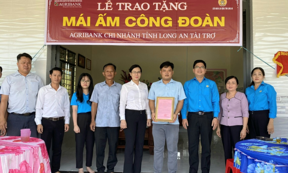 Liên đoàn Lao động tỉnh trao tặng “Mái ấm Công đoàn” tại Tân Hưng
