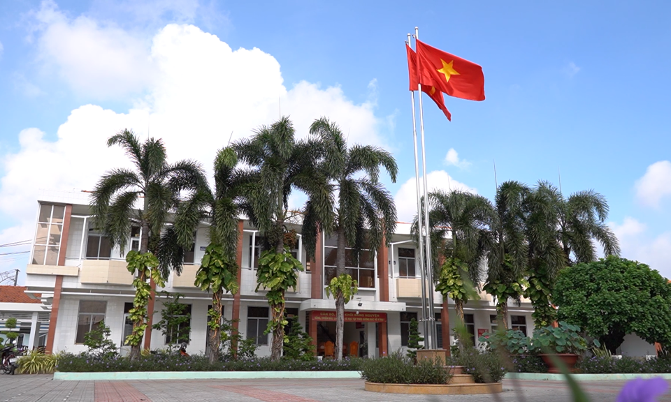Treo cờ Tổ quốc và lịch nghỉ lễ chào mừng năm 2024