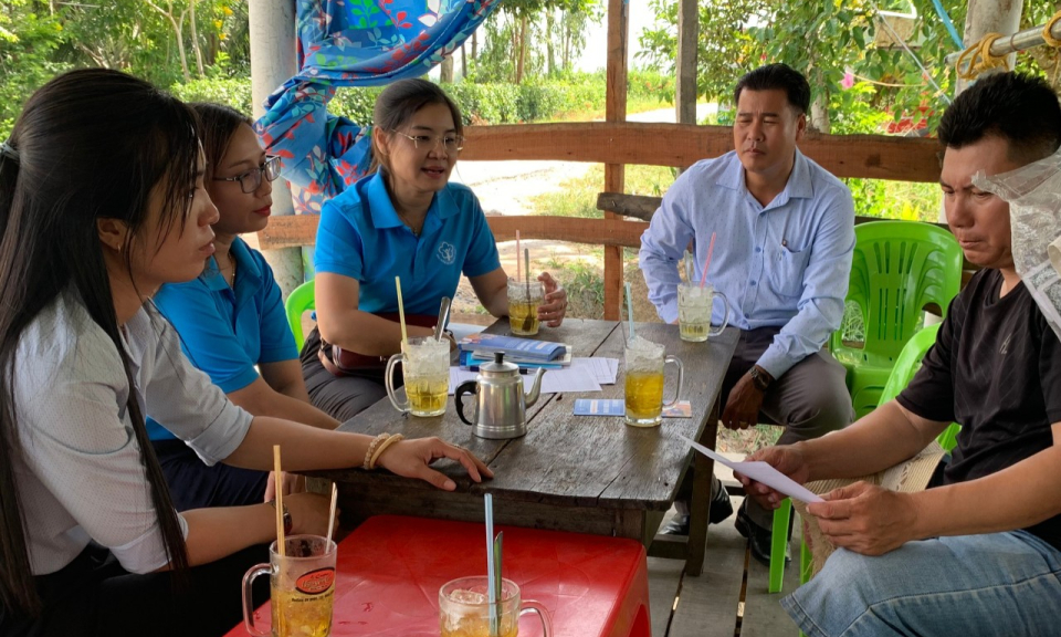 Tân Hưng ra quân vận động BHXH tự nguyện, BHYT hộ gia đình tại xã Hưng Điền
