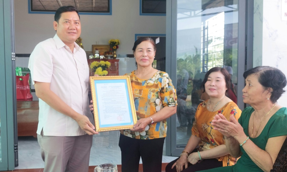 Tân Hưng trao tặng nhà Tình nghĩa cho người có công với cách mạng