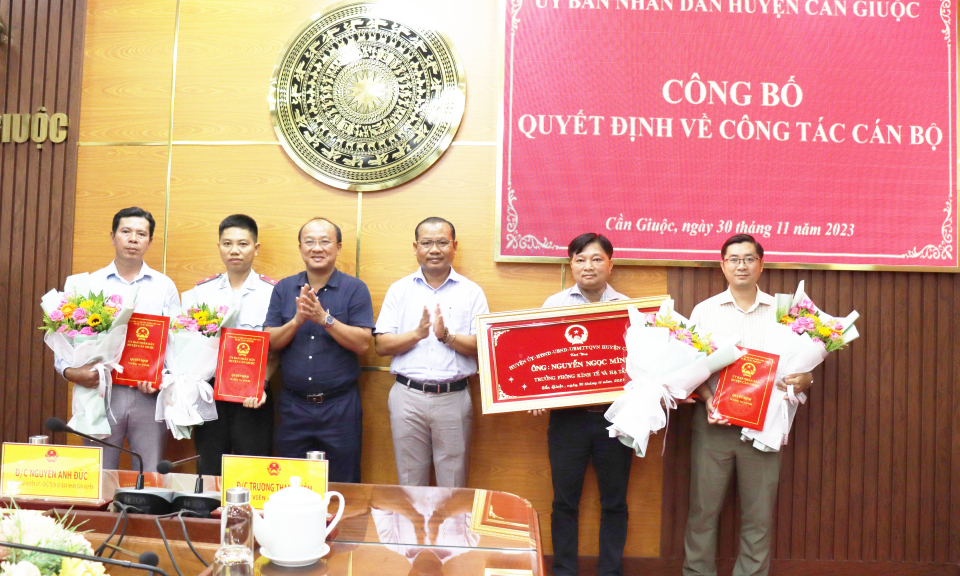 Cần Giuộc công bố quyết định về công tác cán bộ