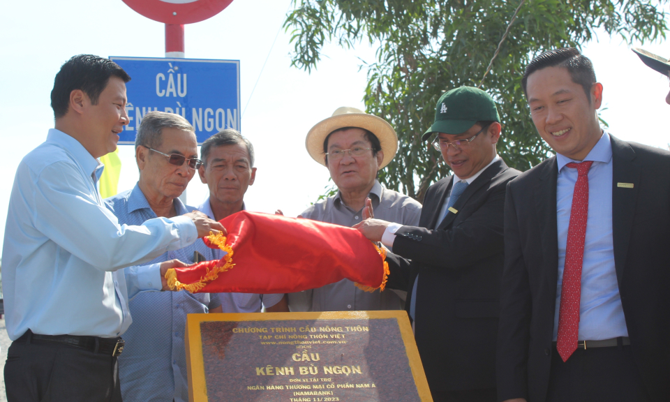 Nguyên Chủ tịch nước Trương Tấn Sang dự lễ khánh thành các công trình giao thông nông thôn tại Đức Huệ