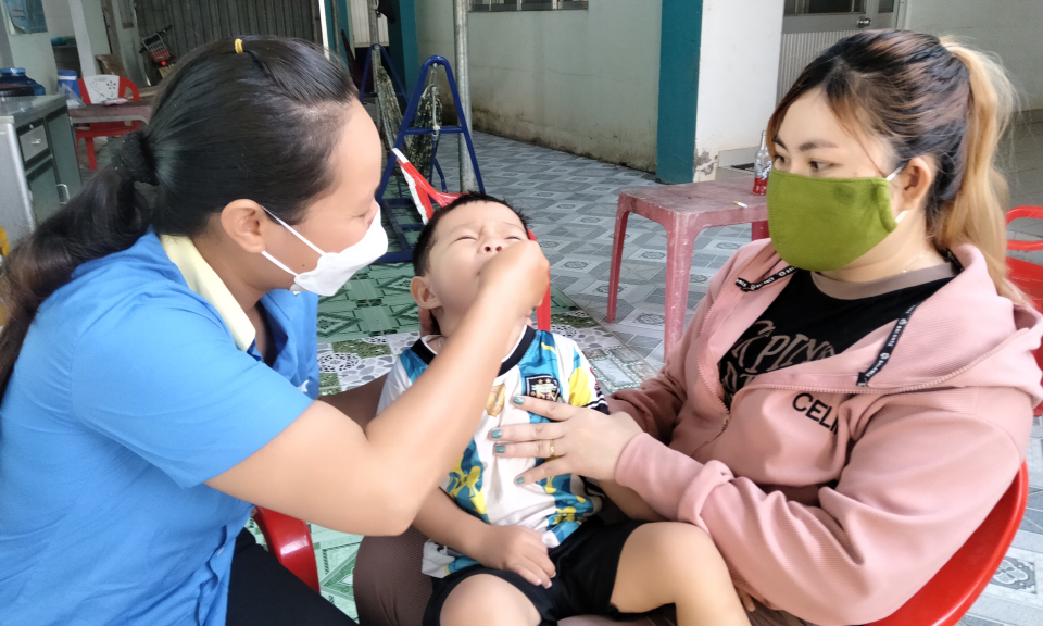Tân Hưng tổ chức chiến dịch cho trẻ uống bổ sung Vitamin A liều cao đợt 2 năm 2023