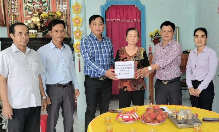 Tân Hưng: Trao tặng nhà tình nghĩa cho thương binh