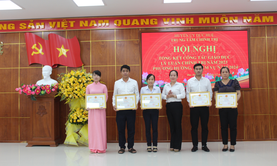 Đức Huệ tổng kết công tác giáo dục lý luận chính trị năm 2023