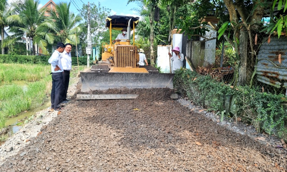 Cần Đước: Nhân dân hiến trên 3.000 m2 đất làm đường giao thông nông thôn