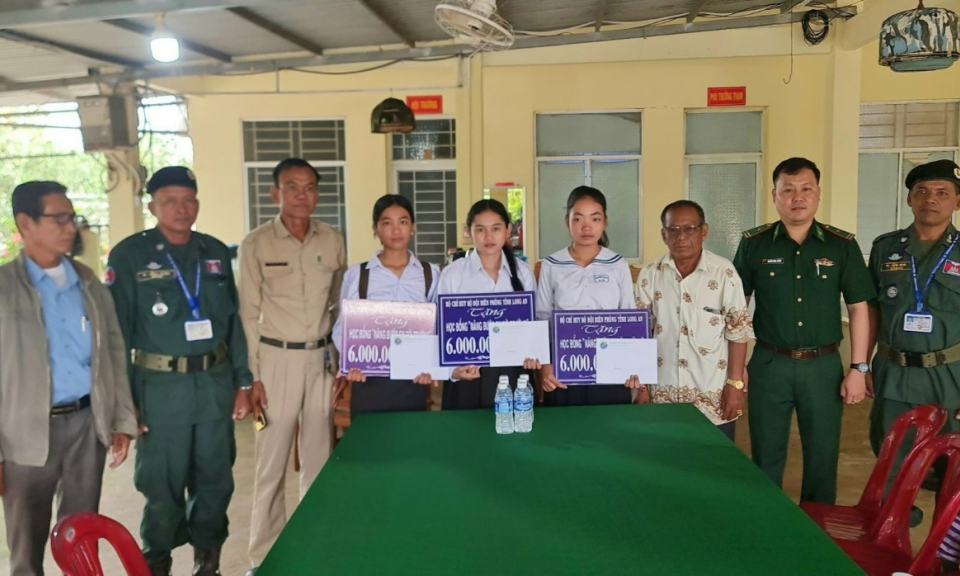 Đồn Biên phòng Sông Trăng trao tặng 3 suất học bổng cho học sinh Campuchia