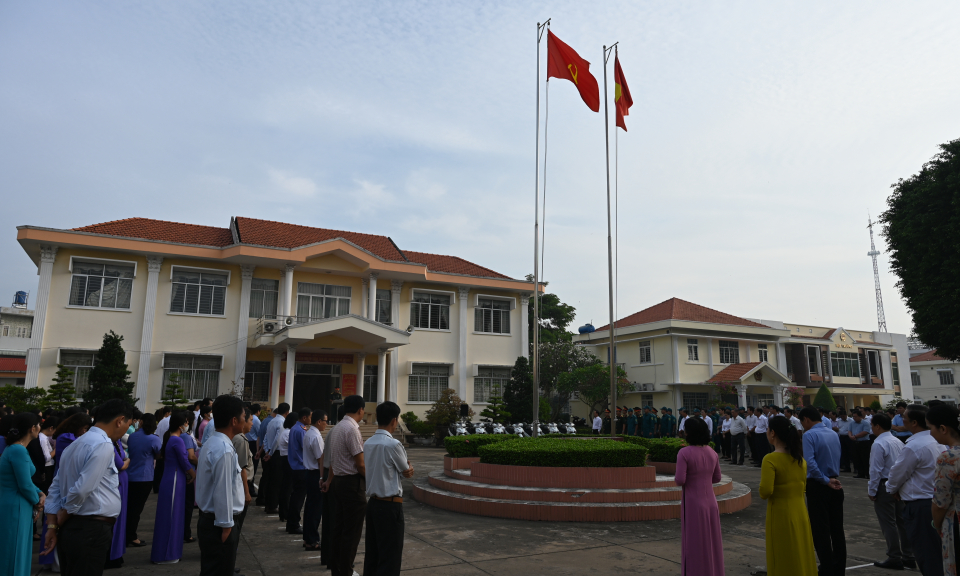 Bến Lức chào cờ kể chuyện Bác Hồ với  ngày thành lập Quân đội Nhân dân Việt Nam 