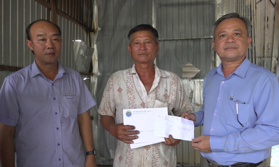 Lãnh đạo huyện Tân Hưng thăm hộ dân có nhà bị cháy