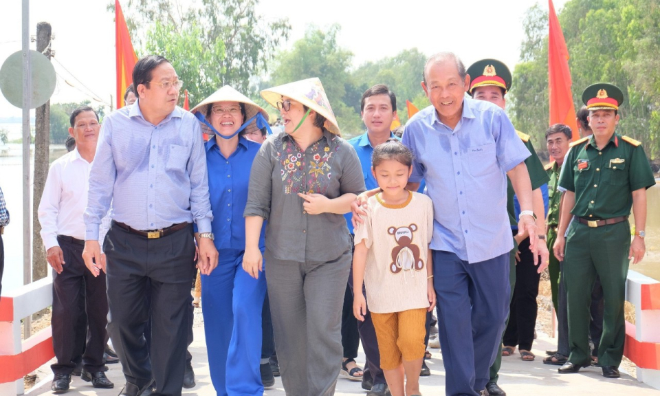 Nguyên Phó Thủ tướng Thường trực Chính phủ - Trương Hòa Bình dự lễ khánh thành cầu giao thông nông thôn tại Tân Hưng